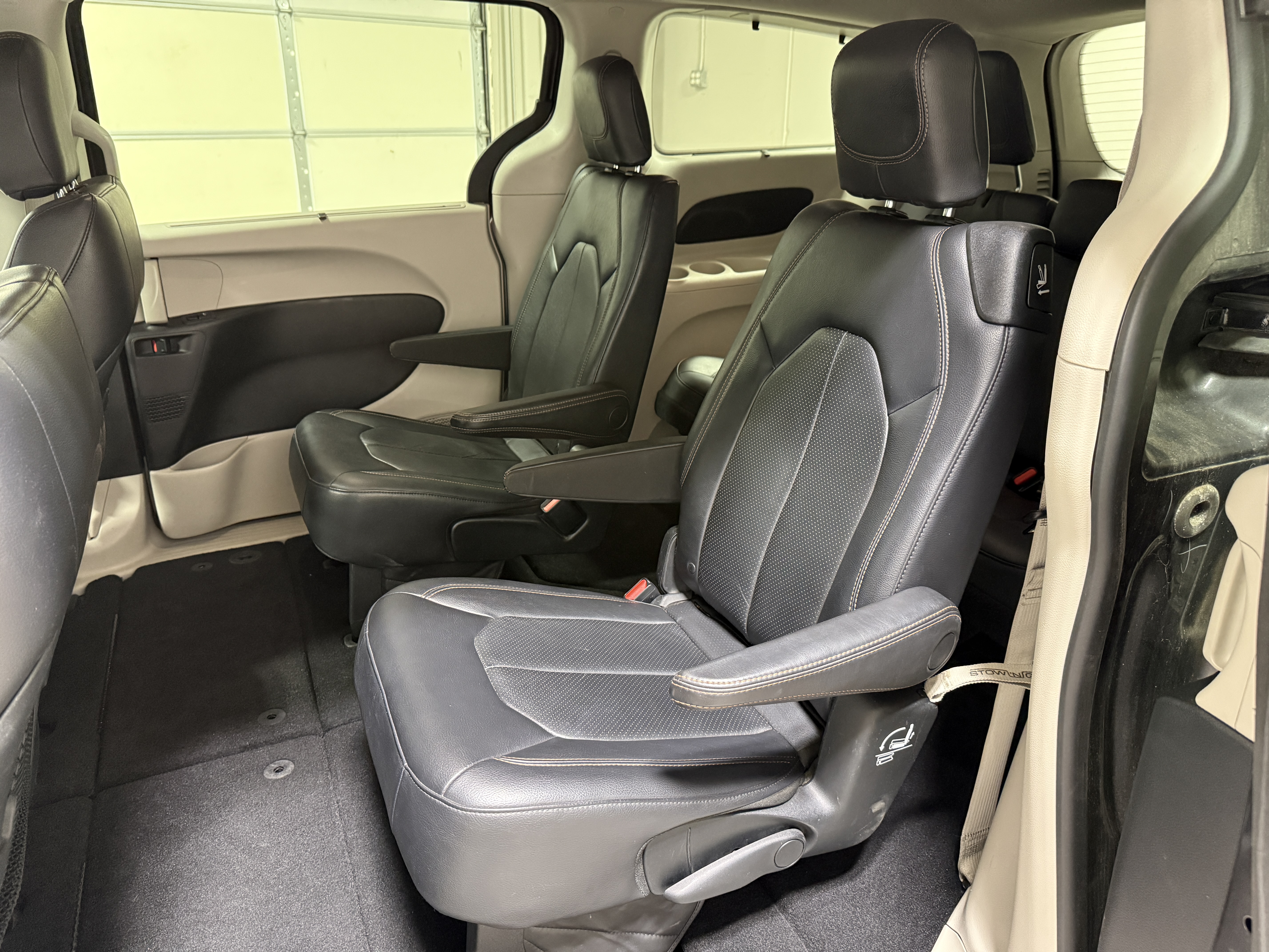 Used 2018 Chrysler Pacifica Touring-L FWD image 28