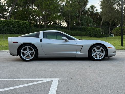 Used 2005 Chevrolet Corvette Coupe RWD image 10