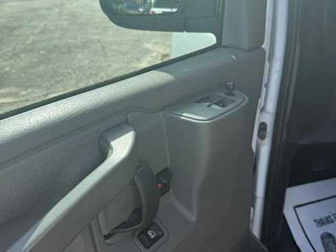 Used 2018 Chevrolet Express 2500 RWD image 9