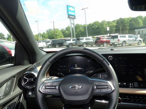 Used 2025 Chevrolet Equinox ACTIV image 2