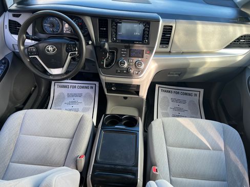 Used 2020 Toyota Sienna LE AWD/4WD image 3