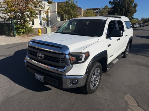 Used 2014 Toyota Tundra 4x4 CrewMax SR5 image 3