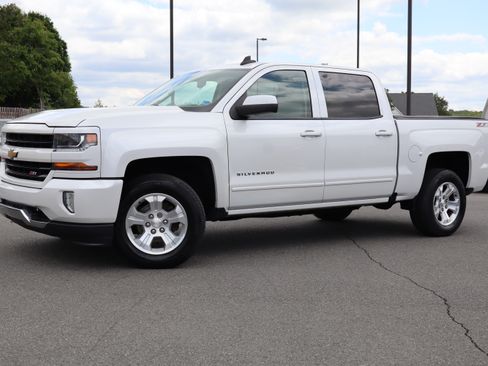Used 2017 Chevrolet Silverado 1500 4x4 Crew Cab LT w/ Z71 image 2