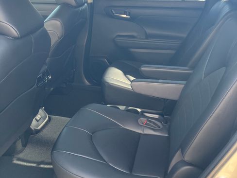 Used 2023 Toyota Highlander FWD XLE Hybrid image 11