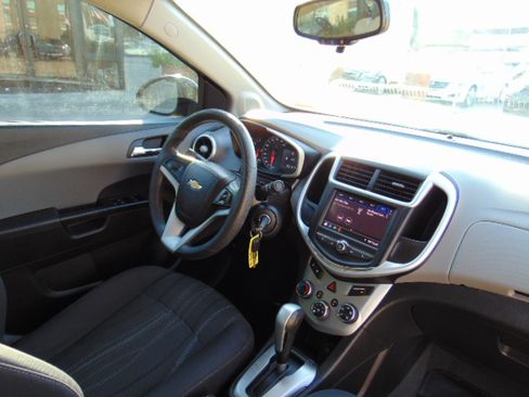 Used 2020 Chevrolet Sonic LT image 24