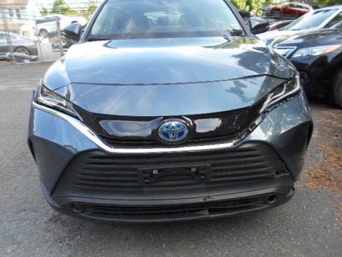 Used 2022 Toyota Venza LE AWD image 5