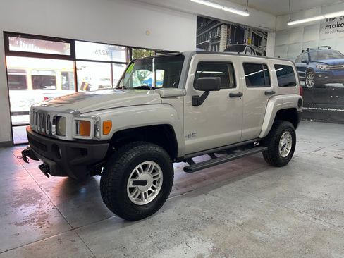 Used 2006 HUMMER H3 image 2