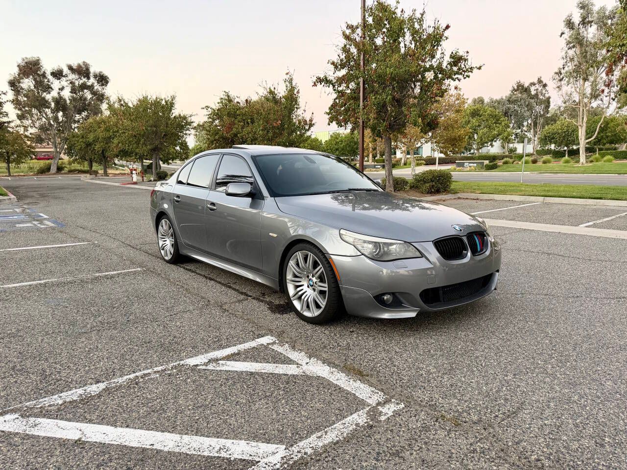 Used 2010 BMW 550i w/ M-Sport Package RWD image 7