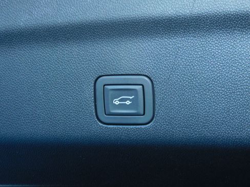 Used 2025 Chevrolet Suburban Z71 image 22