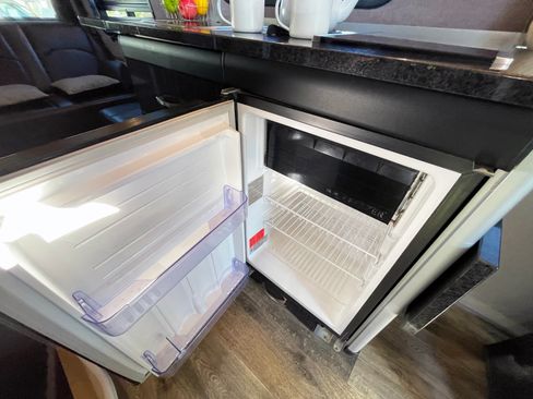 Used 2014 Mercedes-Benz Sprinter 4500 image 20