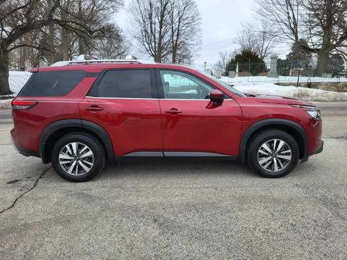 Used 2024 Nissan Pathfinder SL image 3
