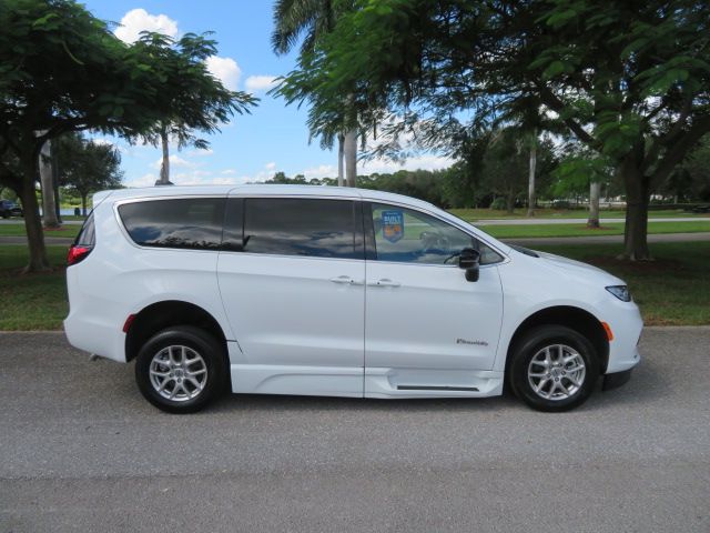 Used 2024 Chrysler Pacifica Touring-L FWD image 8