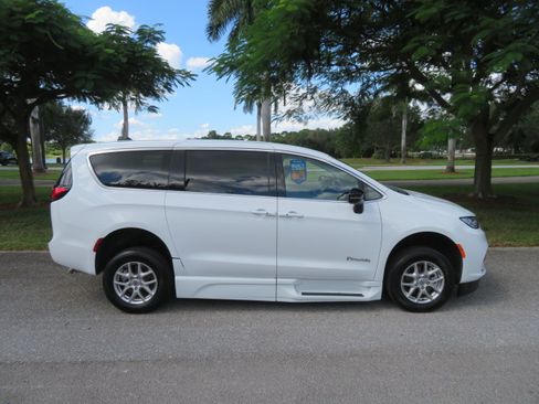 Used 2024 Chrysler Pacifica Touring-L FWD image 8