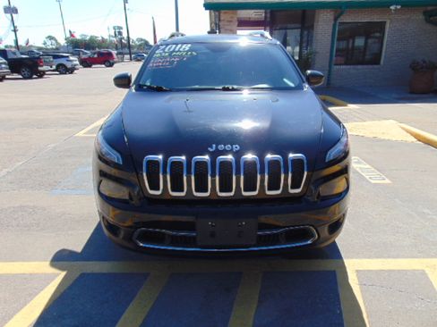 Used 2018 Jeep Cherokee Latitude image 2