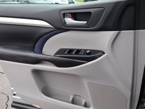 Used 2017 Toyota Highlander XLE image 21