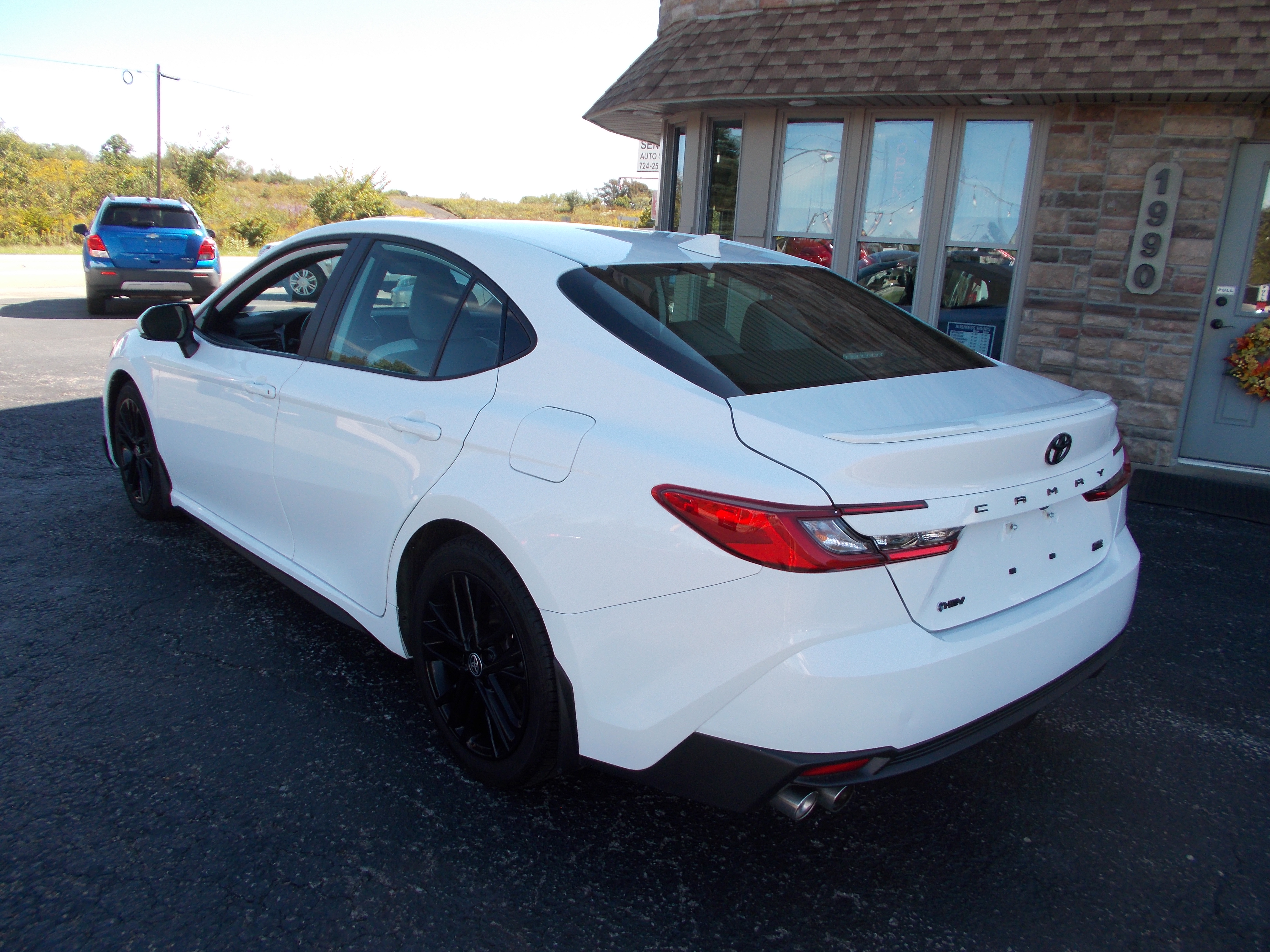 Used 2025 Toyota Camry SE Hybrid FWD image 7