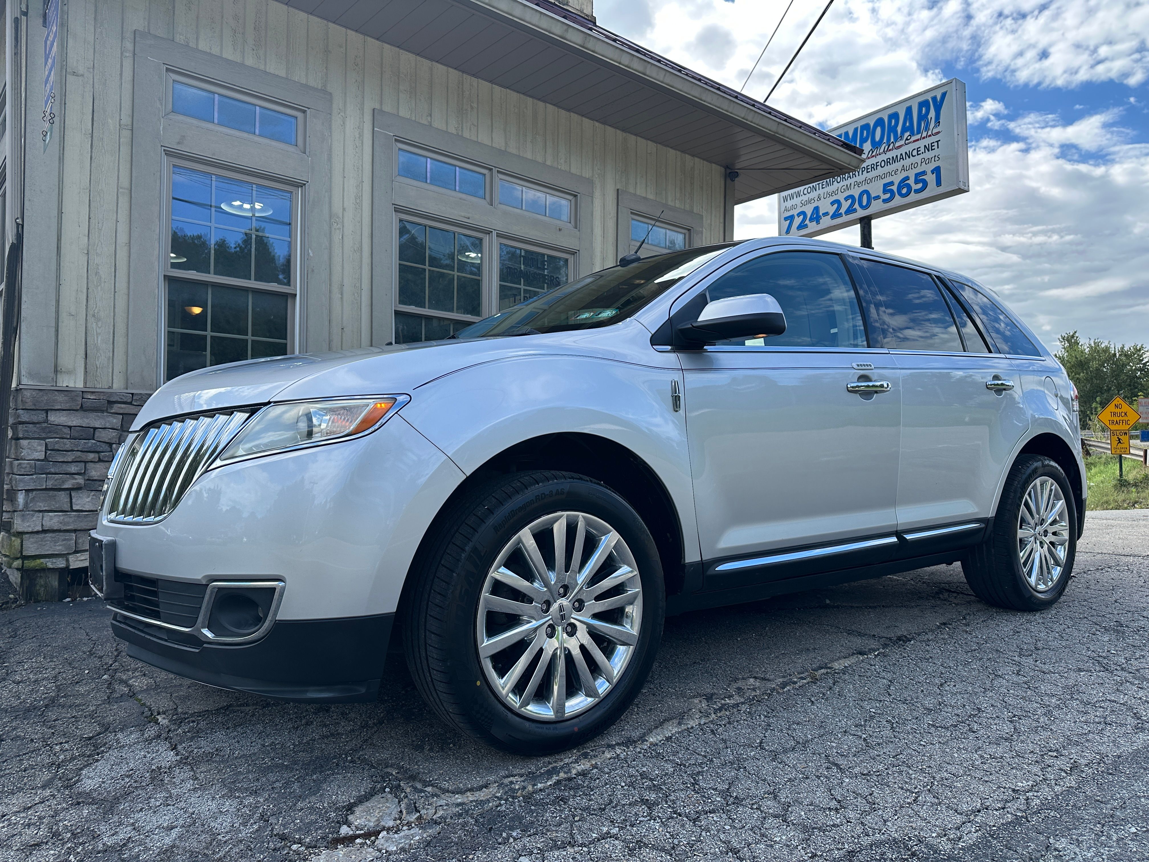 Used 2011 Lincoln MKX AWD image 1