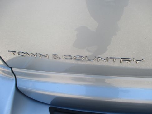 Used 2005 Chrysler Town & Country Limited FWD image 9