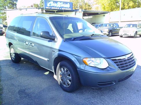 Used 2007 Chrysler Town & Country Touring image 1