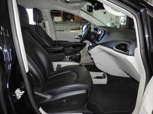 Used 2024 Chrysler Pacifica Touring-L AWD image 24