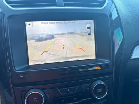Used 2017 Ford Explorer XLT FWD image 16