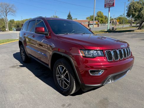 Used 2019 Jeep Grand Cherokee Laredo image 3