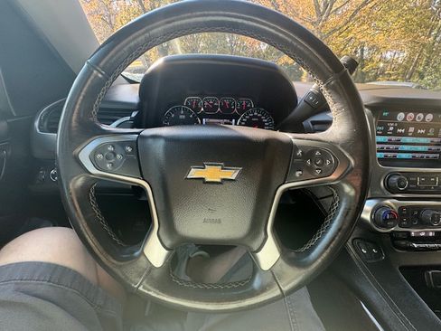 Used 2019 Chevrolet Suburban LT image 19