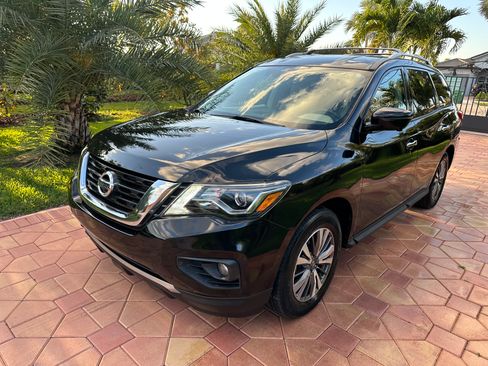 Used 2017 Nissan Pathfinder FWD image 1