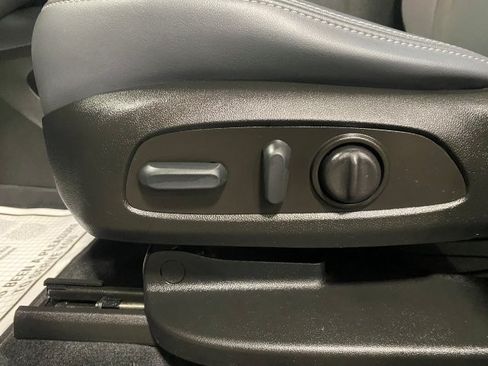 Used 2023 Buick Enclave FWD Essence image 11