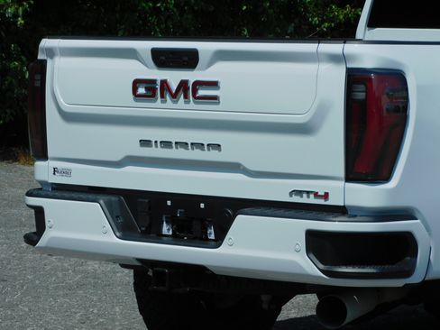 Used 2025 GMC Sierra 2500 4x4 Crew Cab AT4 image 14