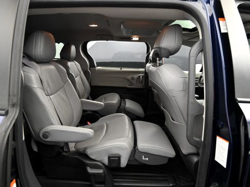 Used 2022 Toyota Sienna Limited image 50