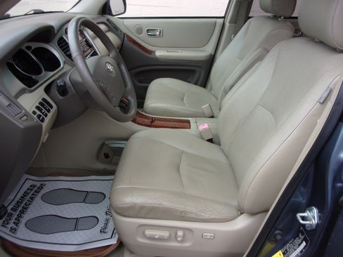 Used 2006 Toyota Highlander 4WD Limited V6 w/ 3rd Row image 8