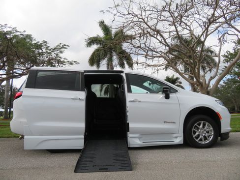 Used 2025 Chrysler Pacifica Select FWD image 2