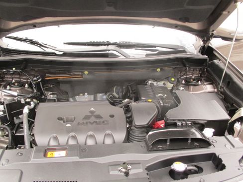 Used 2018 Mitsubishi Outlander 4WD SE image 51