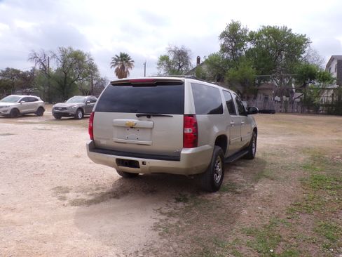 Used 2014 Chevrolet Suburban LT image 4
