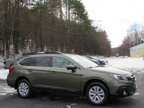 Used 2019 Subaru Outback 2.5i Premium image 11