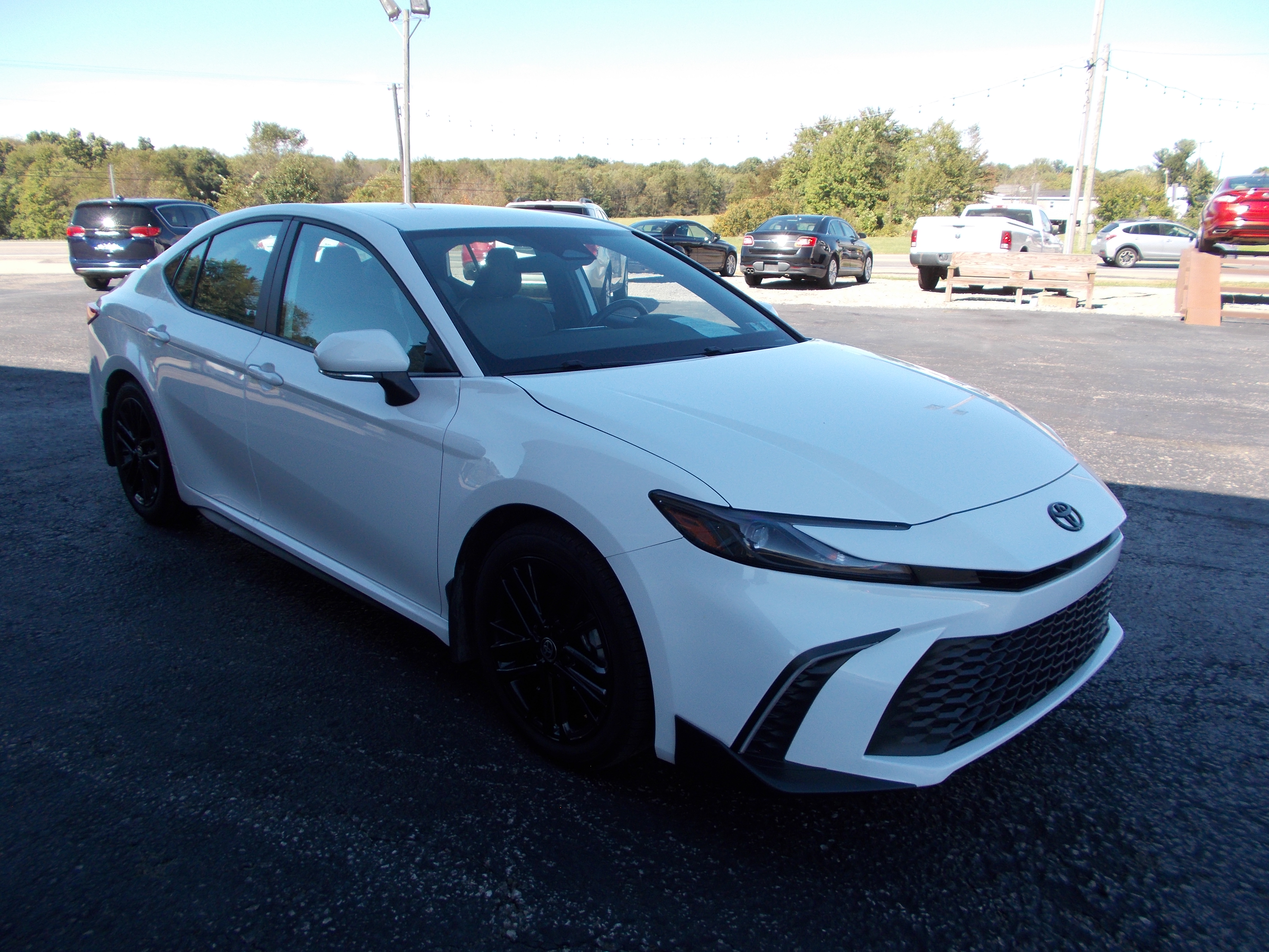 Used 2025 Toyota Camry SE Hybrid FWD image 3