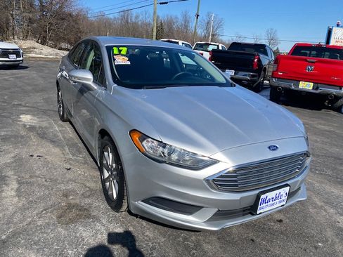 Used 2017 Ford Fusion SE image 4