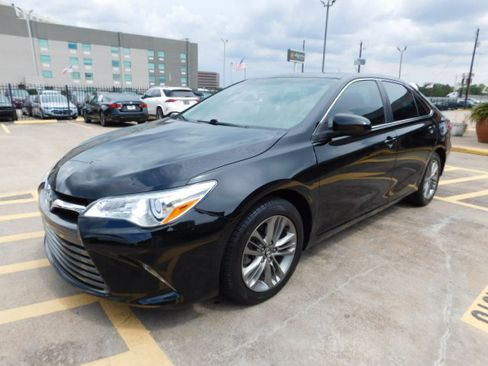 Used 2017 Toyota Camry SE Sedan 4D FWD image 4