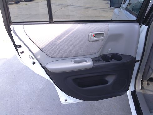 Used 2004 Toyota Highlander image 11