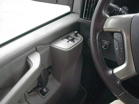 Used 2018 Chevrolet Express 2500 image 15