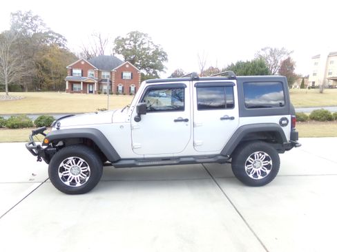 Used 2012 Jeep Wrangler Unlimited Sport image 2