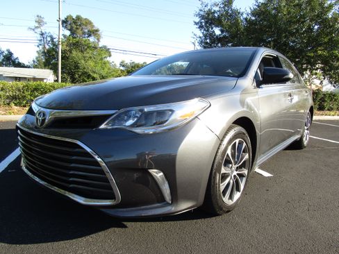 Used 2016 Toyota Avalon XLE Premium image 2