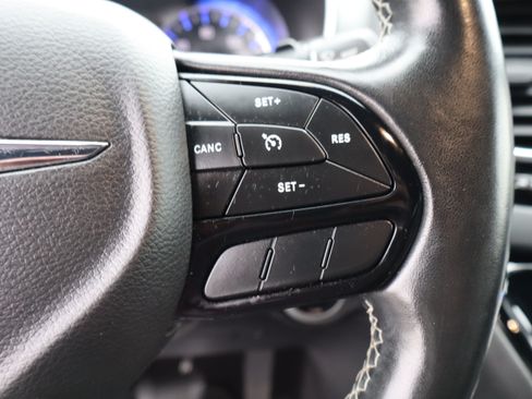 Used 2019 Chrysler Pacifica Touring-L FWD image 23