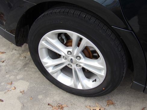 Used 2014 Ford Taurus SEL image 18