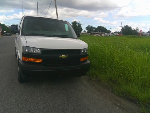 Used 2017 Chevrolet Express 3500 LT Extended Passenger RWD image 6
