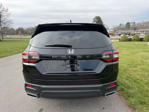 Used 2023 Honda Pilot Sport image 6