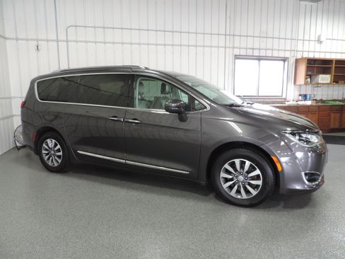 Used 2020 Chrysler Pacifica Touring-L Plus image 10