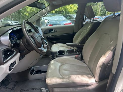 Used 2019 Chrysler Pacifica Touring-L Plus FWD image 20