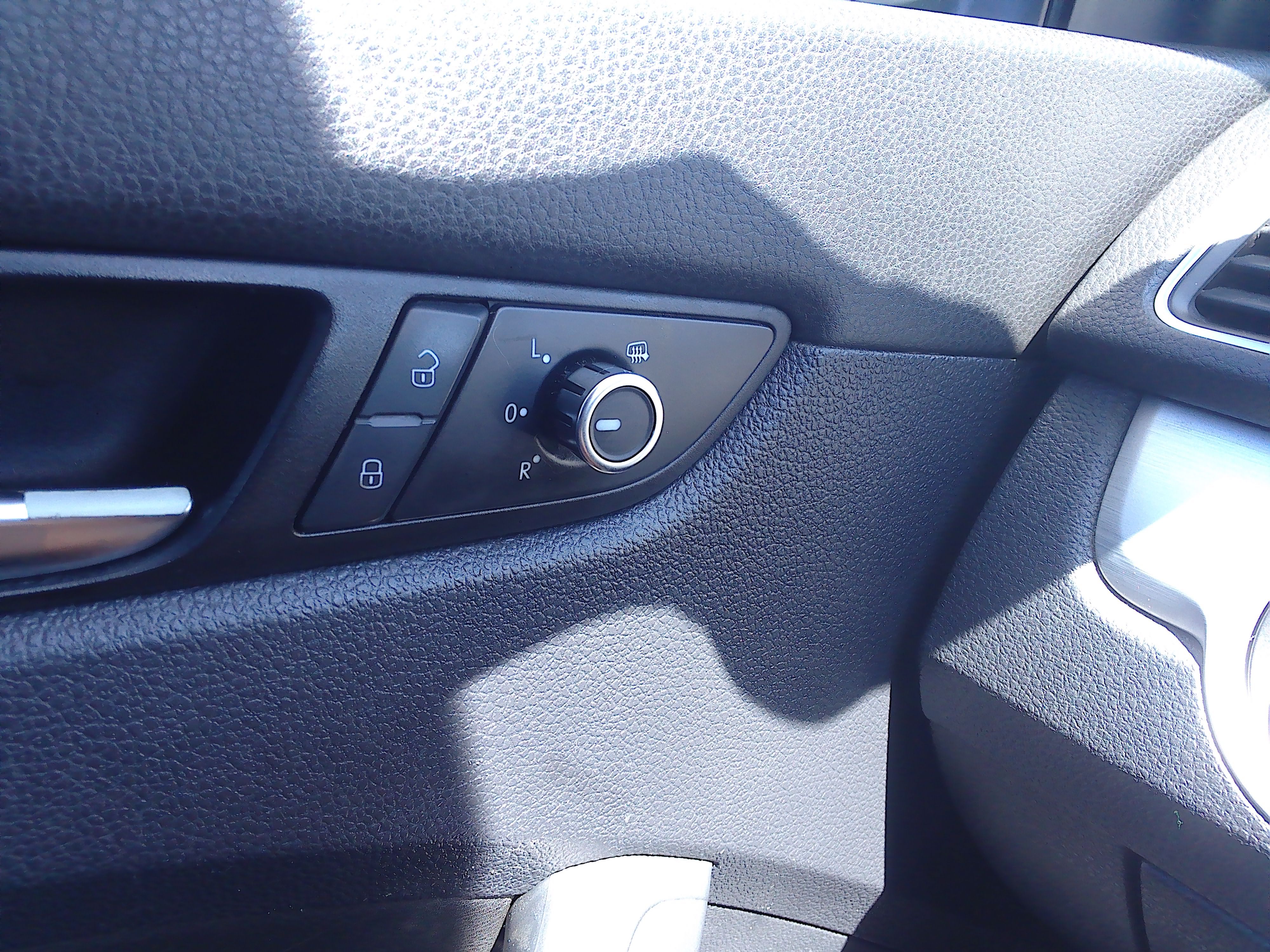 Used 2013 Volkswagen Passat SE FWD image 21